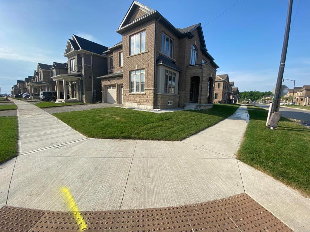 537 Veterans Dr Brampton On L7A 0C4 Villa Luaran gambar