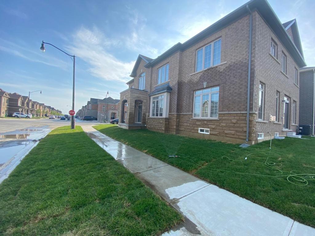 537 Veterans Dr Brampton On L7A 0C4 Villa Luaran gambar