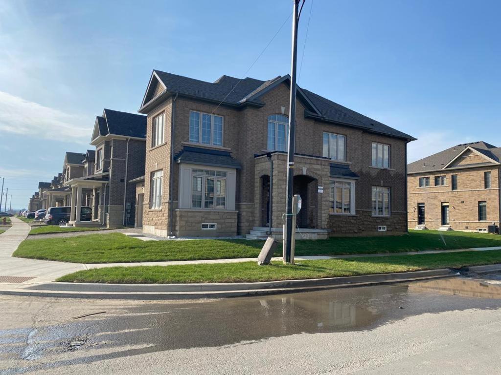 537 Veterans Dr Brampton On L7A 0C4 Villa Luaran gambar